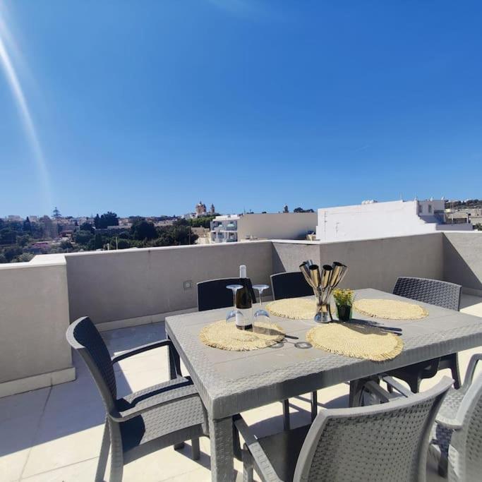 Apartamento Cozy Penthouse In Central Malta Balzan Exterior foto